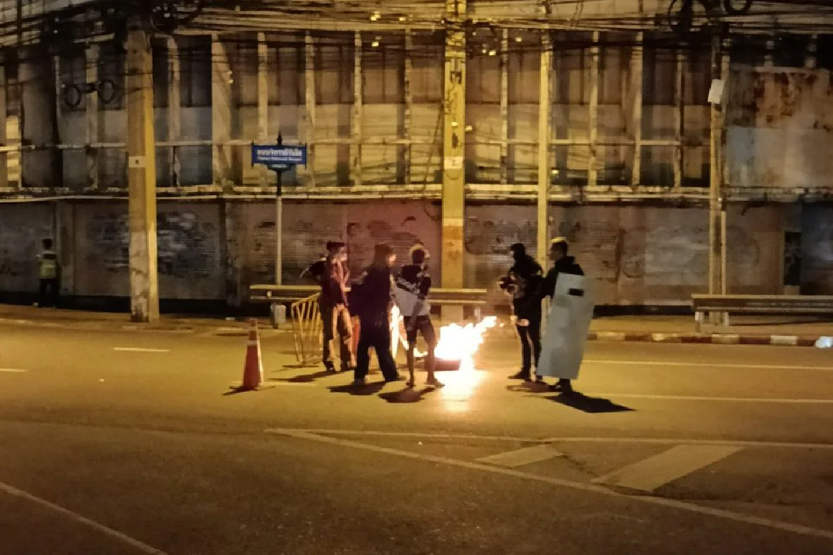 มวลชนรวมตัวดินแดง เผายางรถยนต์ใต้ทางด่วน