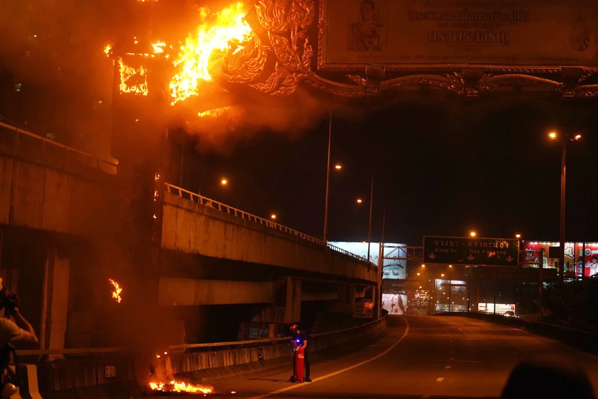 ม็อบจุดไฟเผาซุ้มประตูจุดทางขึ้นด่วนดินแดง