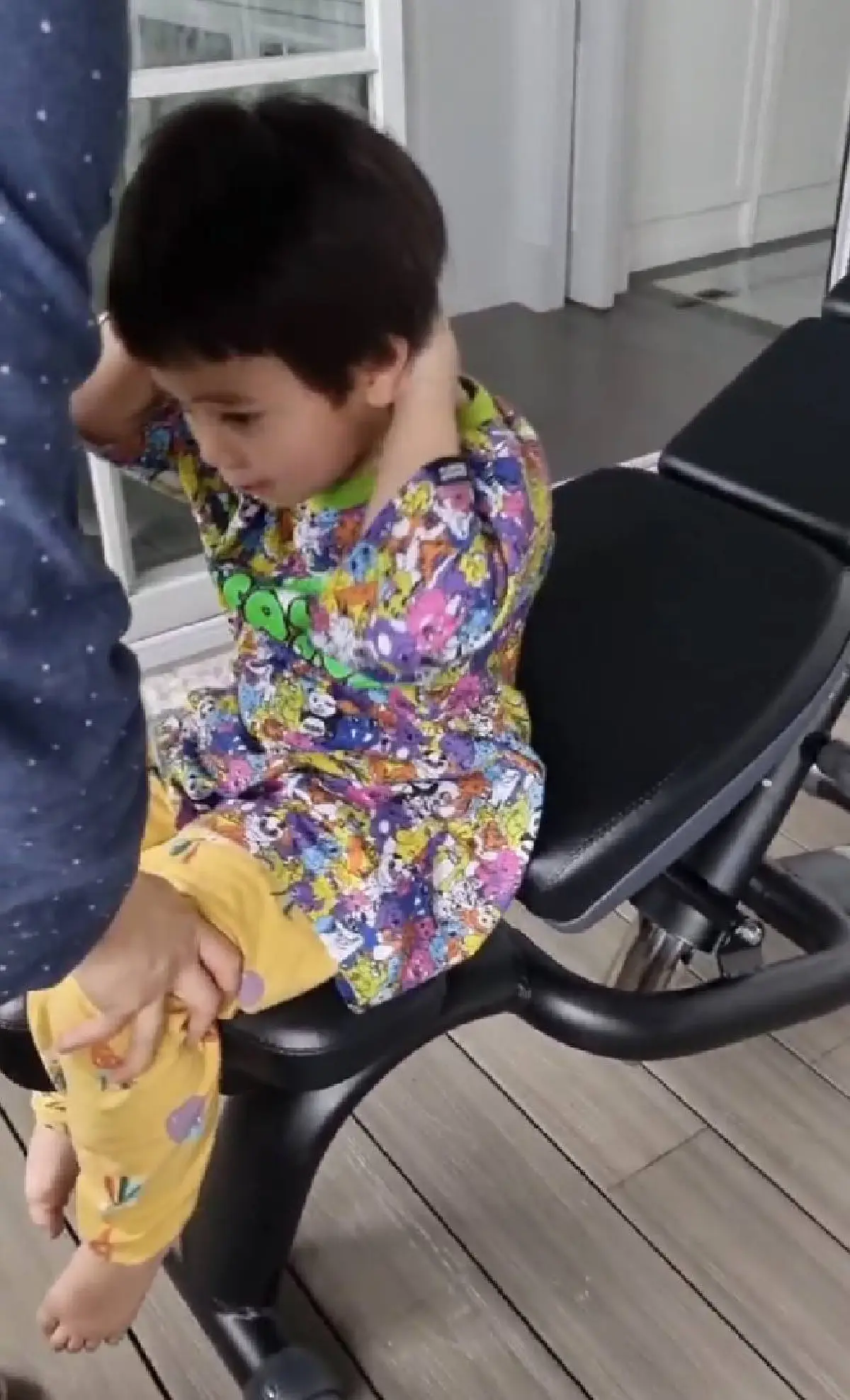 "พายุ" น่าเอ็นดู ฟิตแต่เช้าออกกำลังกายที่บ้านแบบชิลๆ 