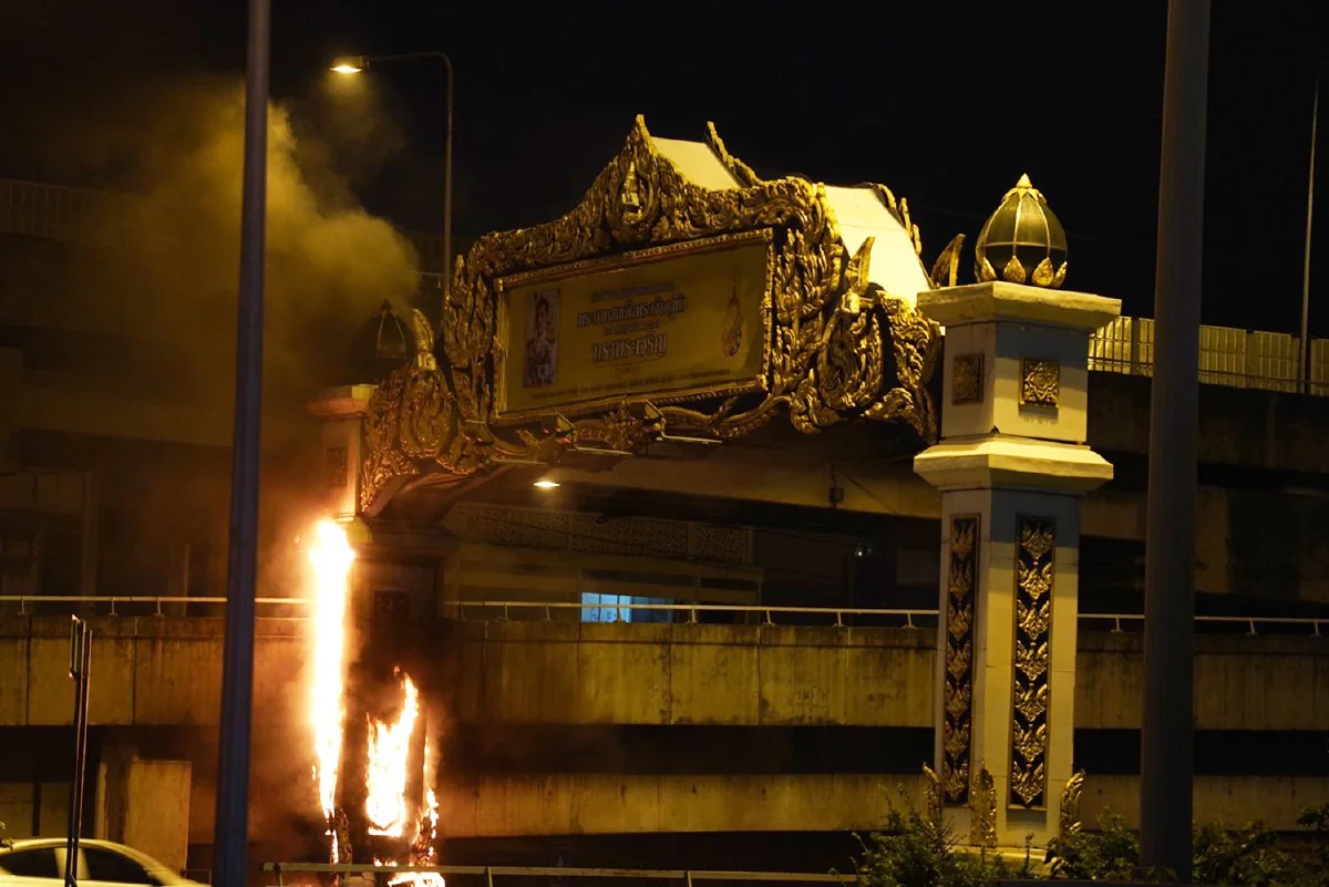 ม็อบจุดไฟเผาซุ้มประตูจุดทางขึ้นด่วนดินแดง