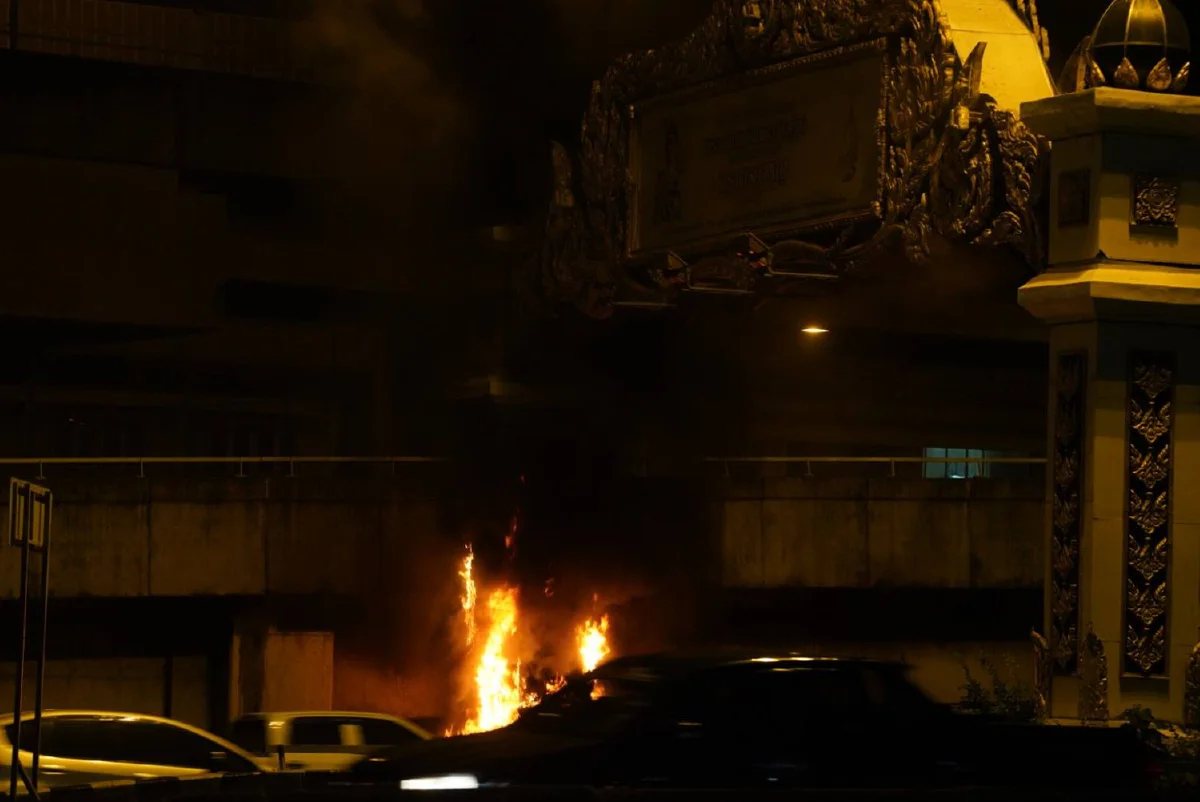 มวลชนรวมตัวดินแดง เผายางรถยนต์ใต้ทางด่วน