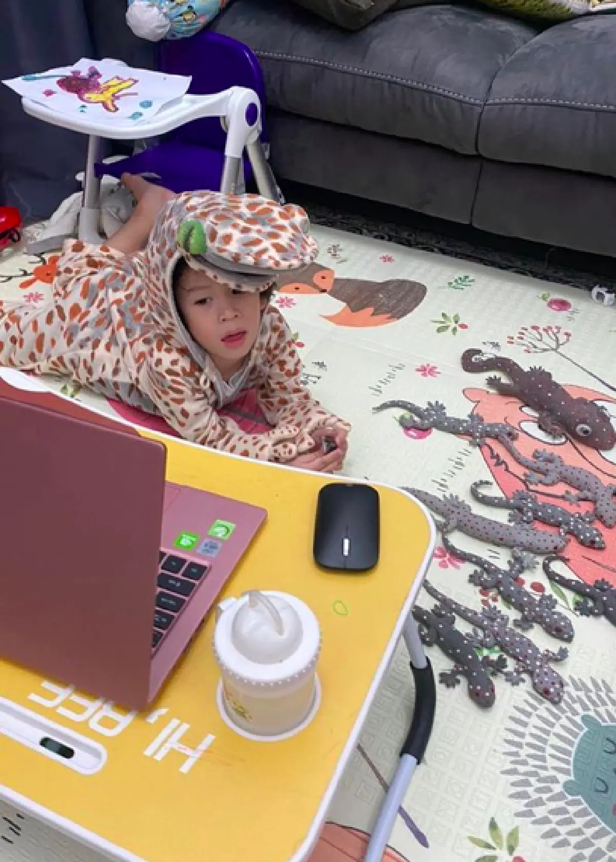 “น้องโพธิ์” ลูกชาย "ชาคริต" ขนเพื่อนๆ 'ตุ๊กแก' มาเรียนออนไลน์ด้วยกัน 