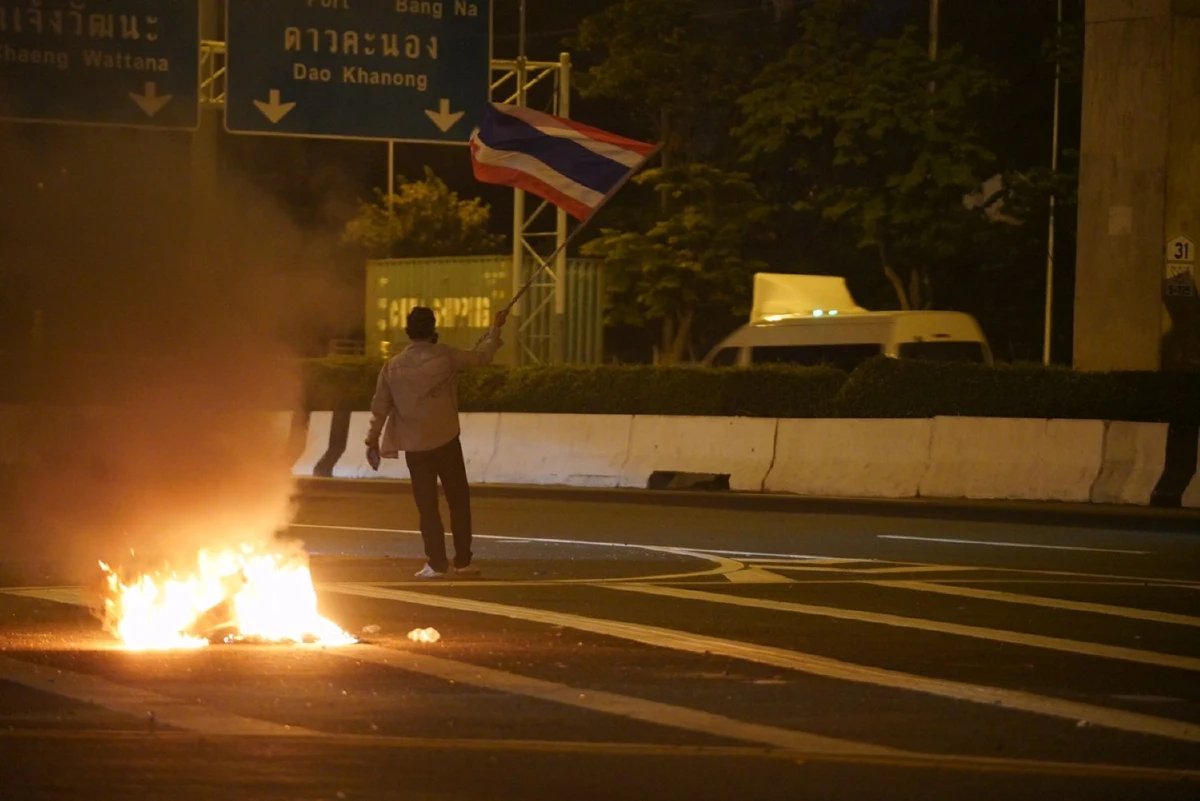 คฝ.เข้าสลายชุมนุมที่ถ.มิตรไมตรี หลังม็อบก่อเหตุป่วนจับกุมได้4ราย