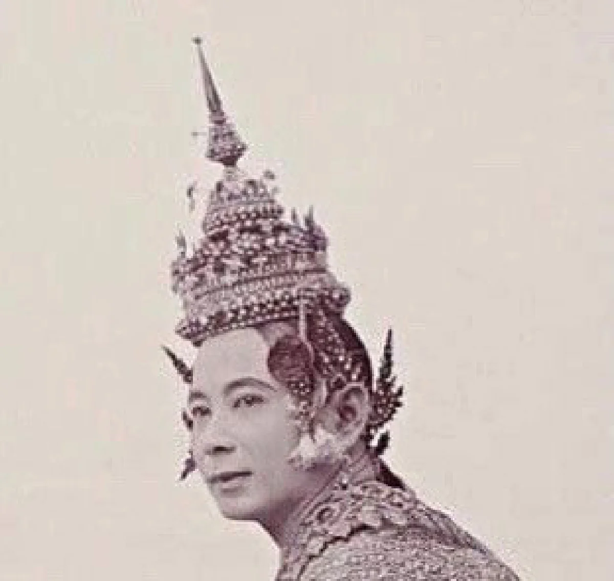 วธ.ชื่นชม "ลิซ่า ลลิษา-ผู้ออกแบบ" นำทุนทางวัฒนธรรมต่อยอดสร้างสรรค์ผ่านการออกแบบแฟชั่น ปลื้มนำวัฒนธรรมไทยสู่ระดับโลก  