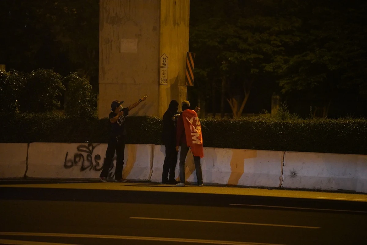 คฝ.เข้าสลายชุมนุมที่ถ.มิตรไมตรี หลังม็อบก่อเหตุป่วนจับกุมได้4ราย