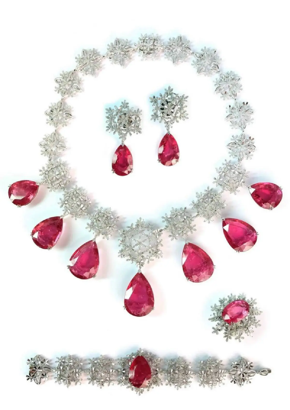 หรูหราควรค่าการครอบครอง บิวตี้ เจมส์ รังสรรค์อัญมณีสุดล้ำค่าสะท้อนจุดเด่นของ 12 ประเทศ