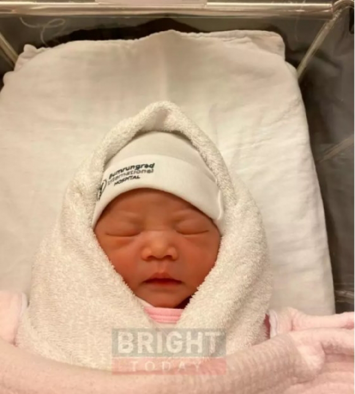 “มิว นิษฐา” คลอดลูกสาวคนแรกแล้ว พร้อมตั้งชื่อสุดน่ารัก “น้องมาริน”