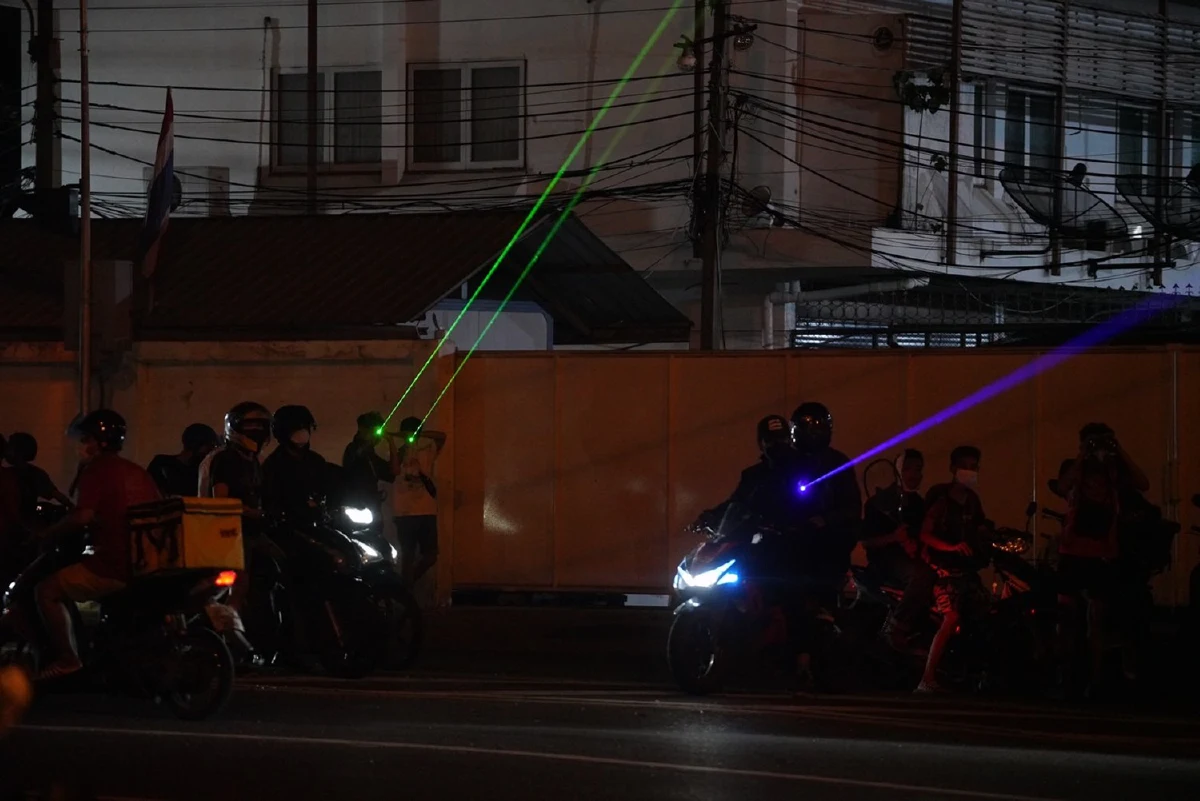 คฝ.เข้าสลายชุมนุมที่ถ.มิตรไมตรี หลังม็อบก่อเหตุป่วนจับกุมได้4ราย