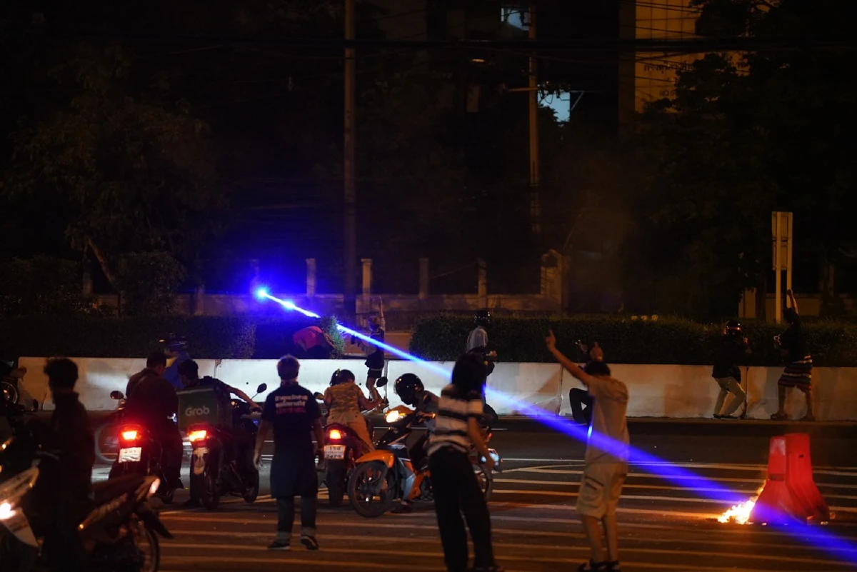 คฝ.เข้าสลายชุมนุมที่ถ.มิตรไมตรี หลังม็อบก่อเหตุป่วนจับกุมได้4ราย