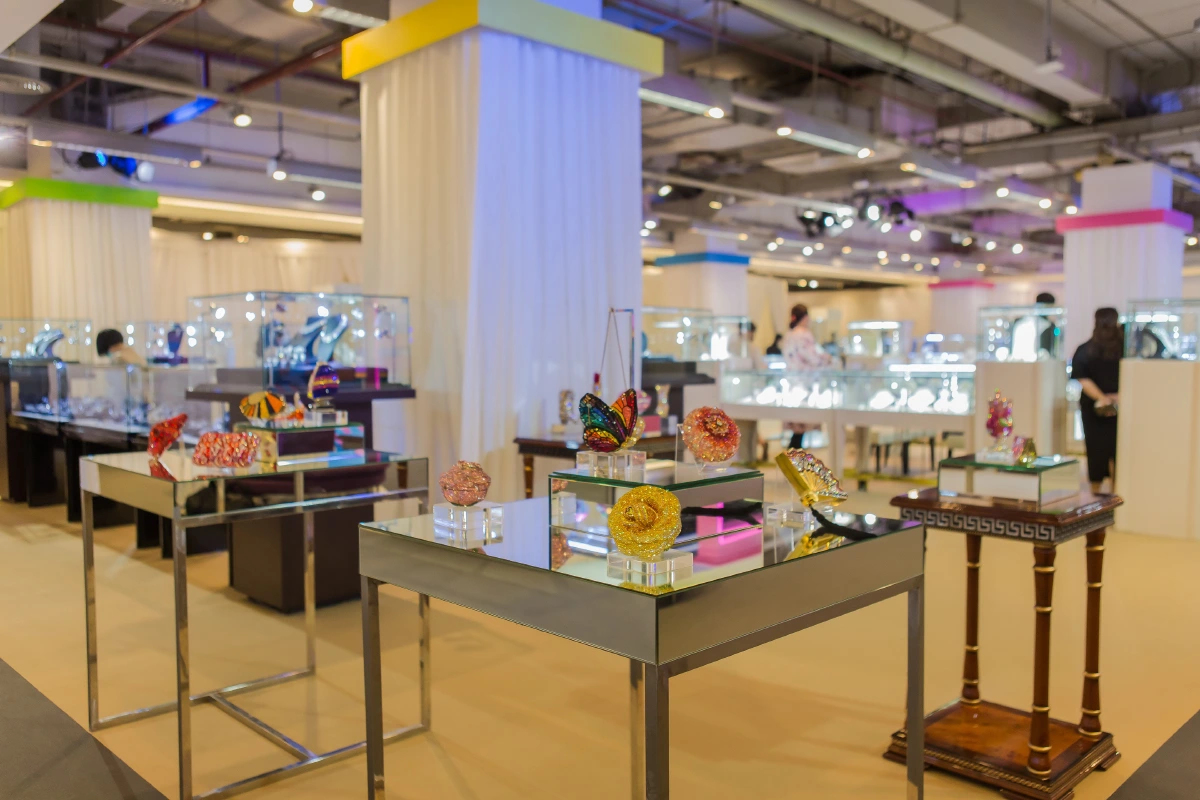 หรูหราควรค่าการครอบครอง บิวตี้ เจมส์ รังสรรค์อัญมณีสุดล้ำค่าสะท้อนจุดเด่นของ 12 ประเทศ