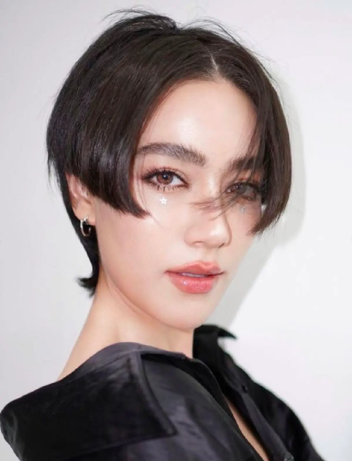 “คิมเบอร์ลี่” ปังมาก! ทำผมใหม่บ๊อบสั้นแสกกลาง "หมาก ปริญ” ถึงกับชวนตรวจ DNA 