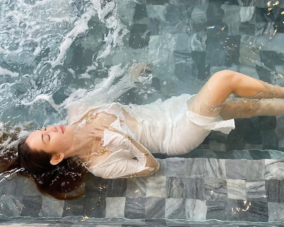 “แมท ภีรนีย์” ปังปุริเย่มาก! อวดโฉมความเซ็กซี่ริมสระเต็มสิบเอาไปเลย