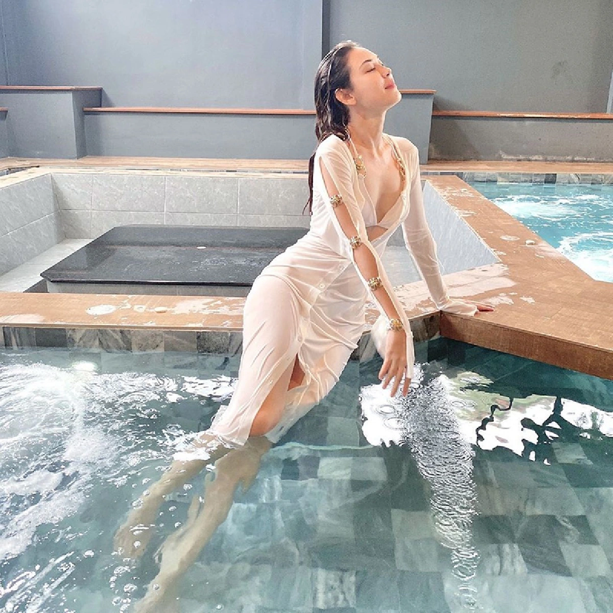 “แมท ภีรนีย์” ปังปุริเย่มาก! อวดโฉมความเซ็กซี่ริมสระเต็มสิบเอาไปเลย