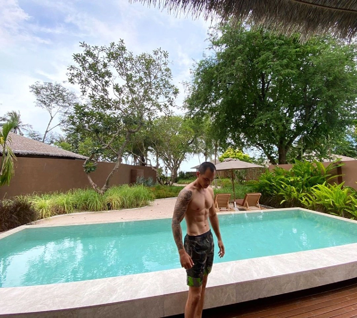 “สงกรานต์” แซ่บหนัก! โชว์กล้ามล่ำหลังฝึกโหด 3 วีก ซิกแพกแน่นมาก