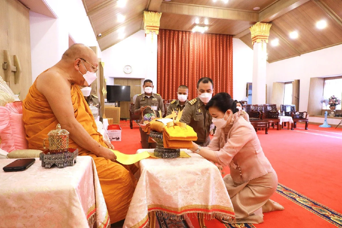นางยุพา ทวีวัฒนะกิจบวร ปลัดกระทรวงวัฒนธรรม กราบสักการะสมเด็จพระมหาธีราจารย์ 