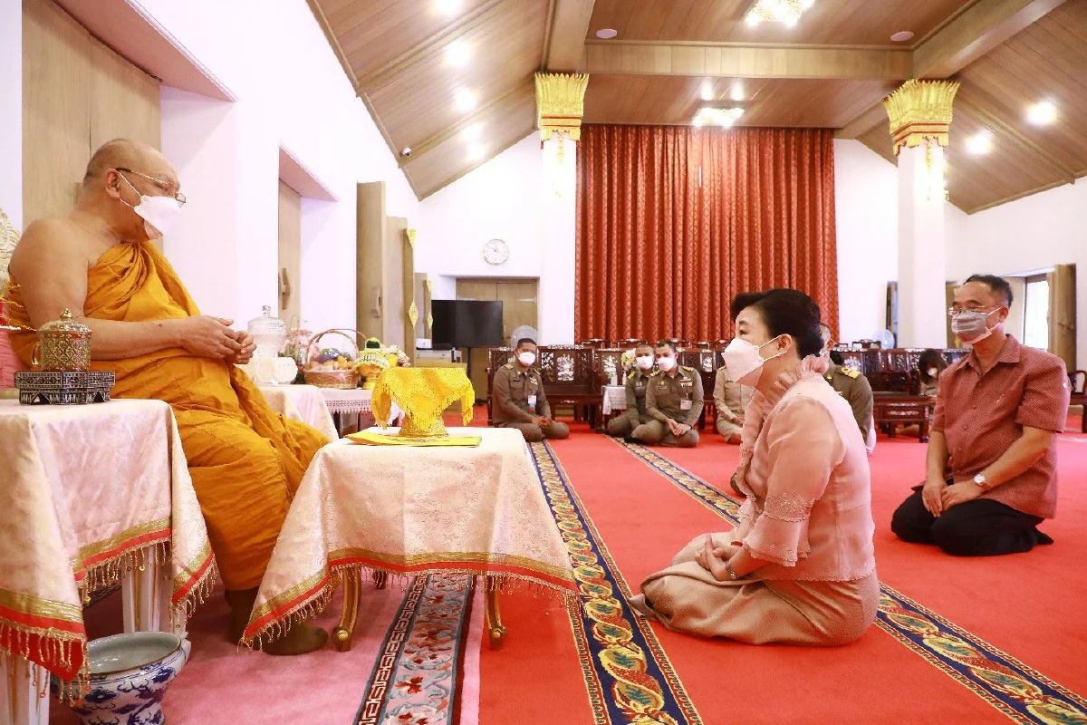 นางยุพา ทวีวัฒนะกิจบวร ปลัดกระทรวงวัฒนธรรม กราบสักการะสมเด็จพระมหาธีราจารย์ 