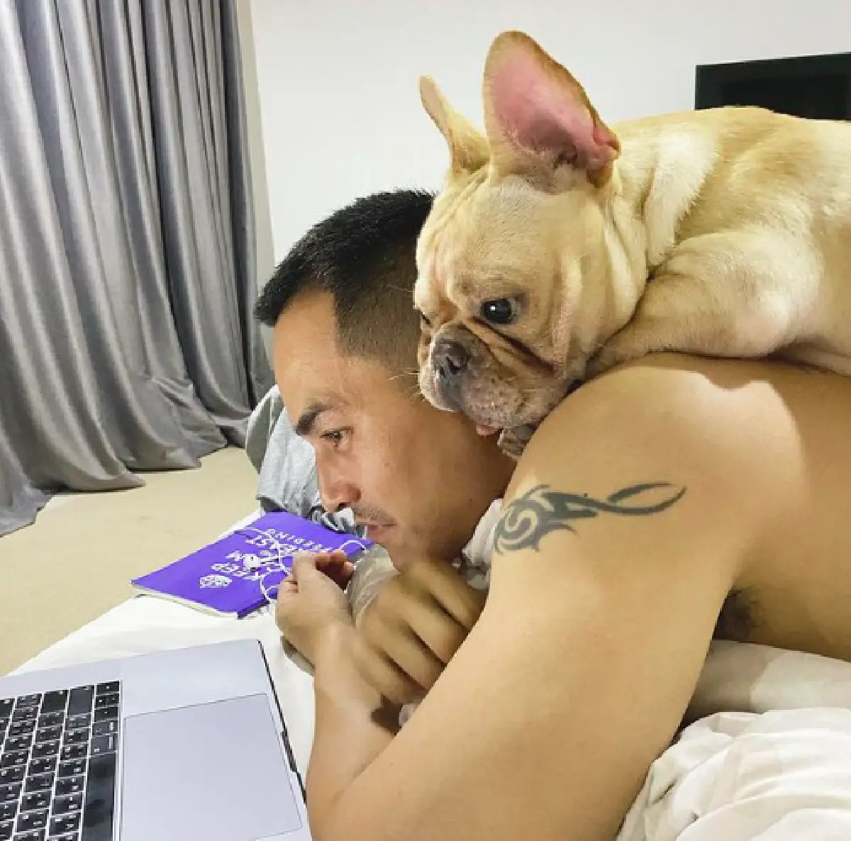 “สงกรานต์” แซ่บหนัก! โชว์กล้ามล่ำหลังฝึกโหด 3 วีก ซิกแพกแน่นมาก