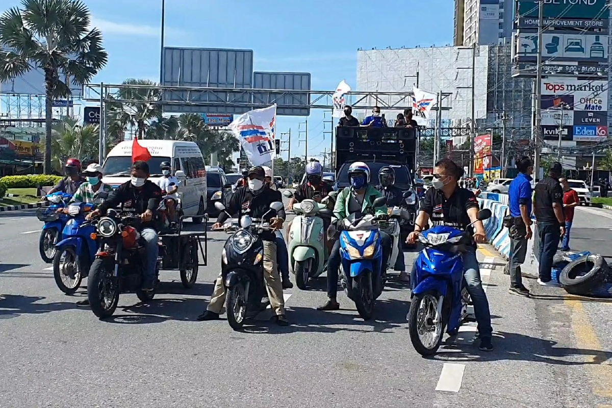 คาร์ม็อบพัทยาตั้งขบวนไล่นายกฯประยุทธ์ให้ลาออก