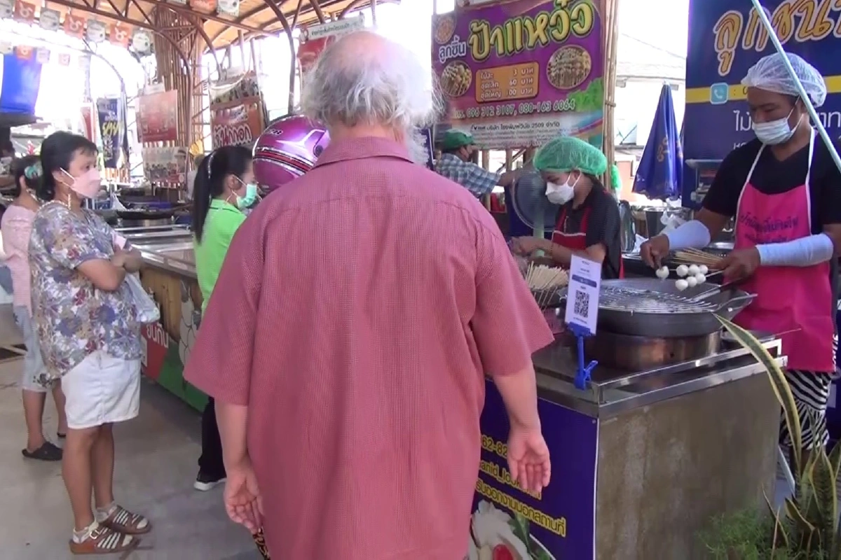 แม่ค้าบุรีรัมย์เตรียมเซอร์ไพร์สลิซ่า ขอบคุณทำเทศกาลลูกชิ้นยืนกินดังทั่วโลก