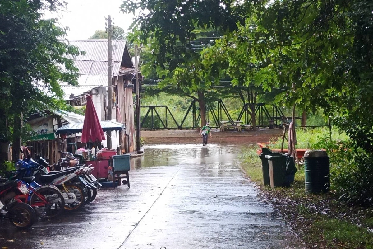 น้ำท่วมตลาด100ปีเริ่มลดระดับ แต่ขังนานทำให้เน่าเหม็น