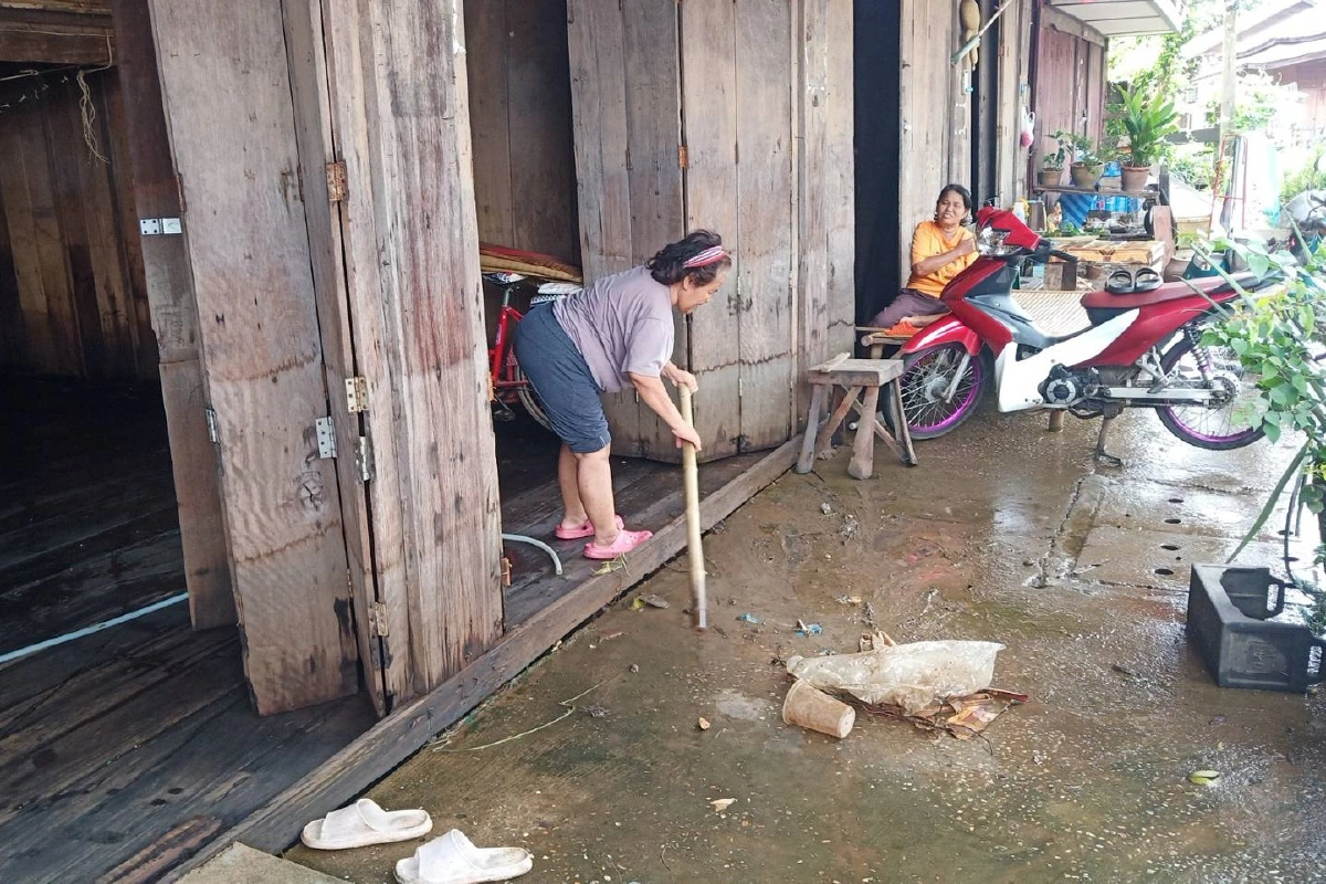 น้ำท่วมตลาด100ปีเริ่มลดระดับ แต่ขังนานทำให้เน่าเหม็น