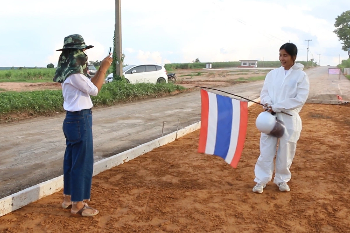 สาวแต่งพีพีอีลงพื้นที่สำรวจถนนซ่อมแล้ว