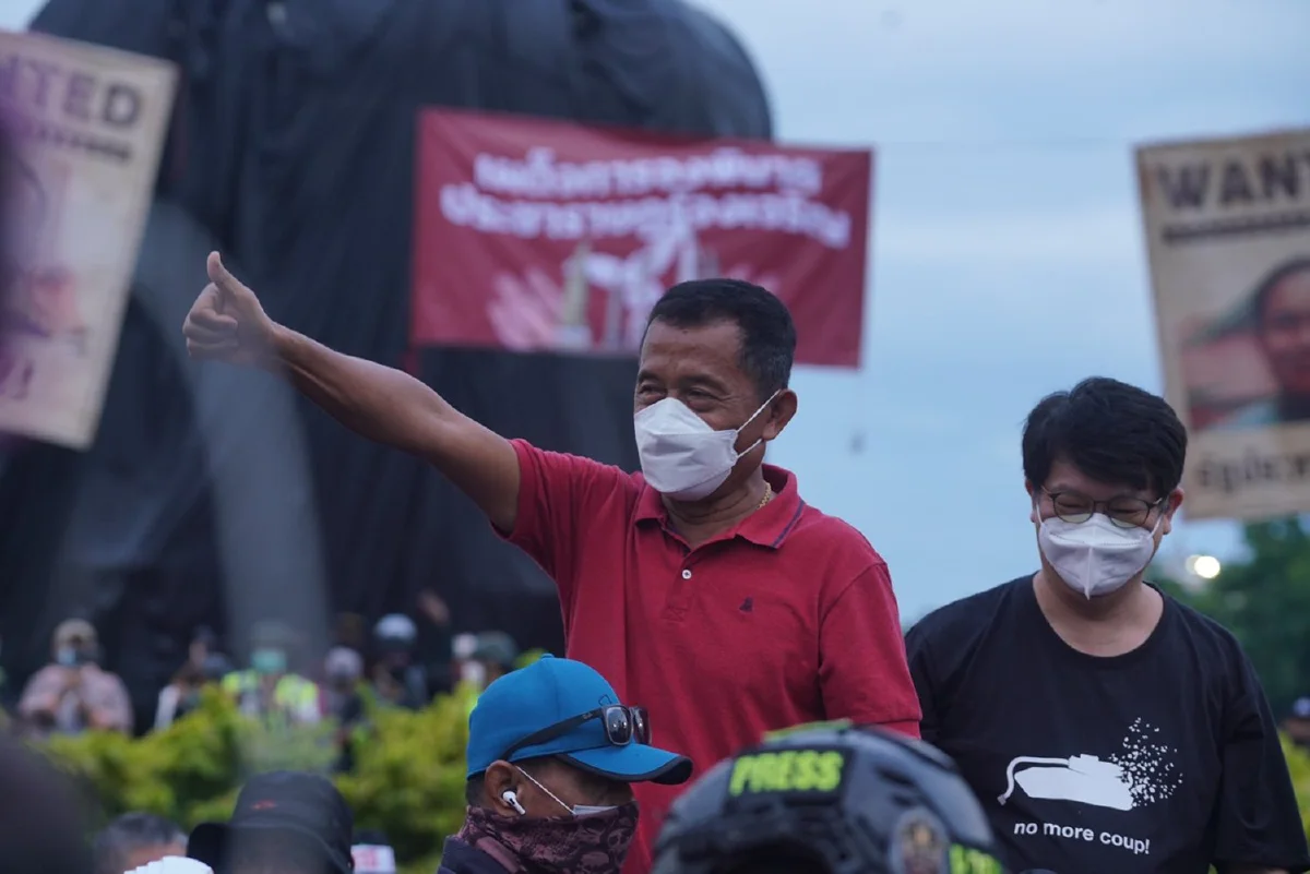 "ณัฐวุฒิ"ประกาศยุติชุมนุมหลังคาร์ม็อบถึงอนุสาวรีย์ประชาธิปไตย
