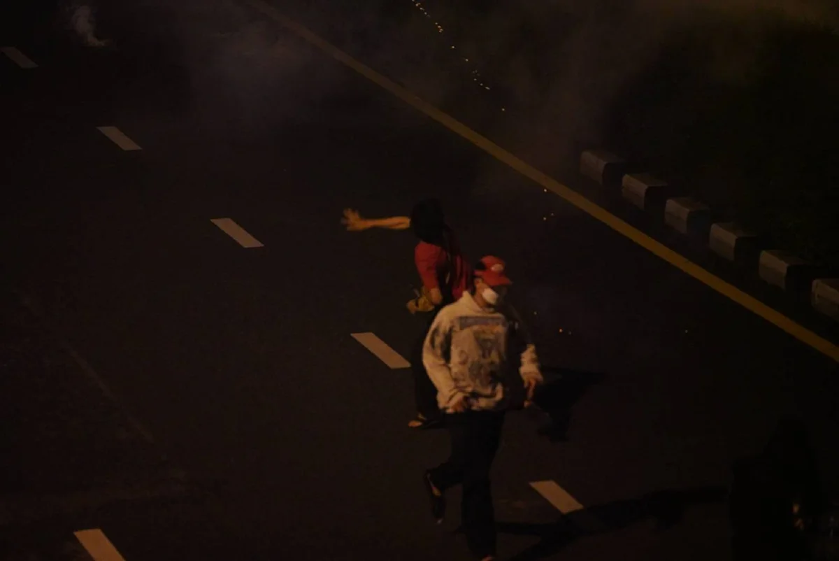 นางเลิ้งเดือด! มวลชนปะทะคฝ. พลุ-ประทัด-แก๊สน้ำตาว่อน