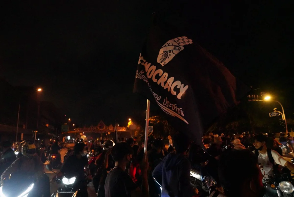 นางเลิ้งเดือด! มวลชนปะทะคฝ. พลุ-ประทัด-แก๊สน้ำตาว่อน