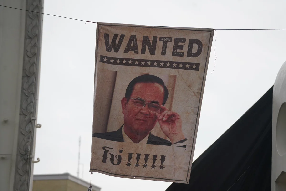 "ณัฐวุฒิ"ประกาศยุติชุมนุมหลังคาร์ม็อบถึงอนุสาวรีย์ประชาธิปไตย