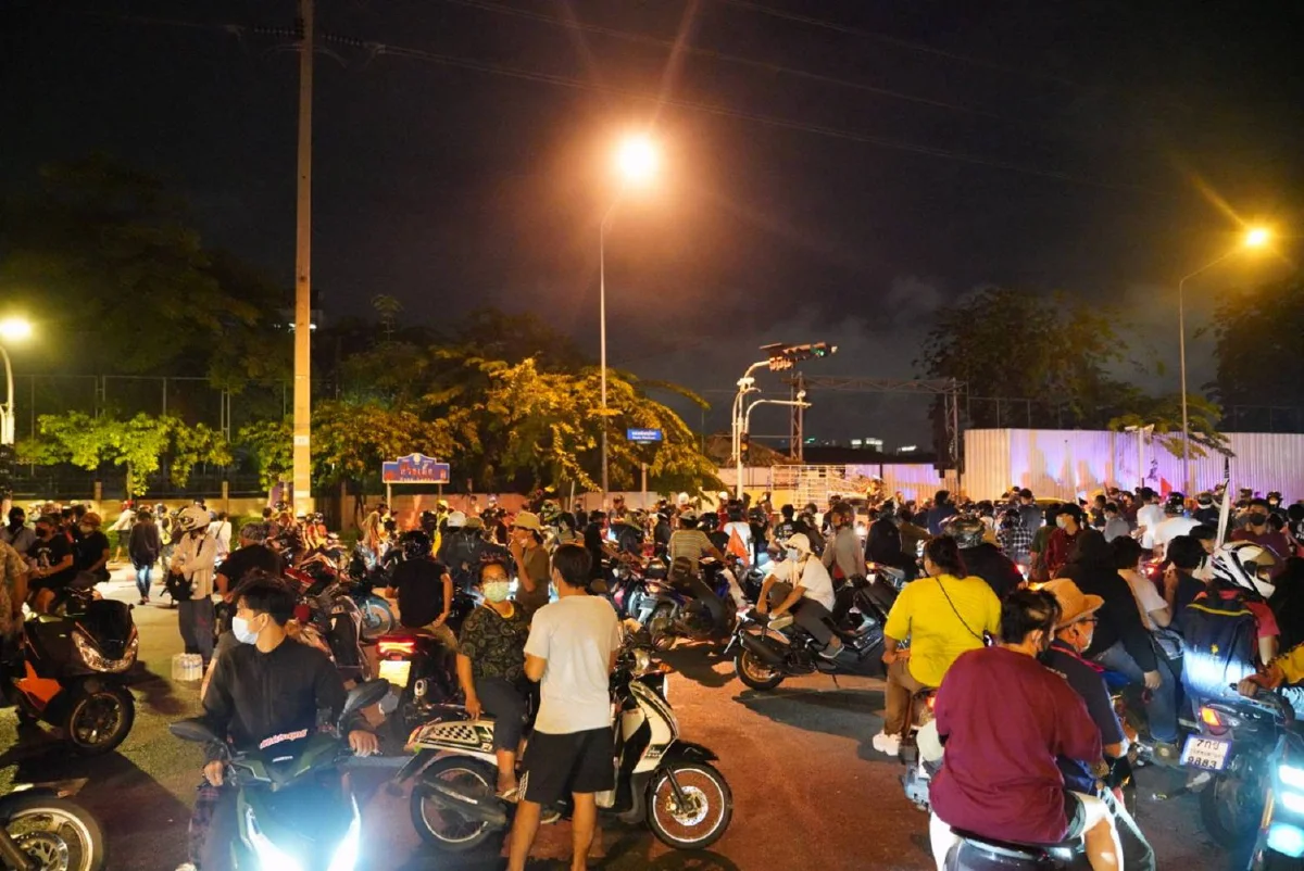 นางเลิ้งเดือด! มวลชนปะทะคฝ. พลุ-ประทัด-แก๊สน้ำตาว่อน