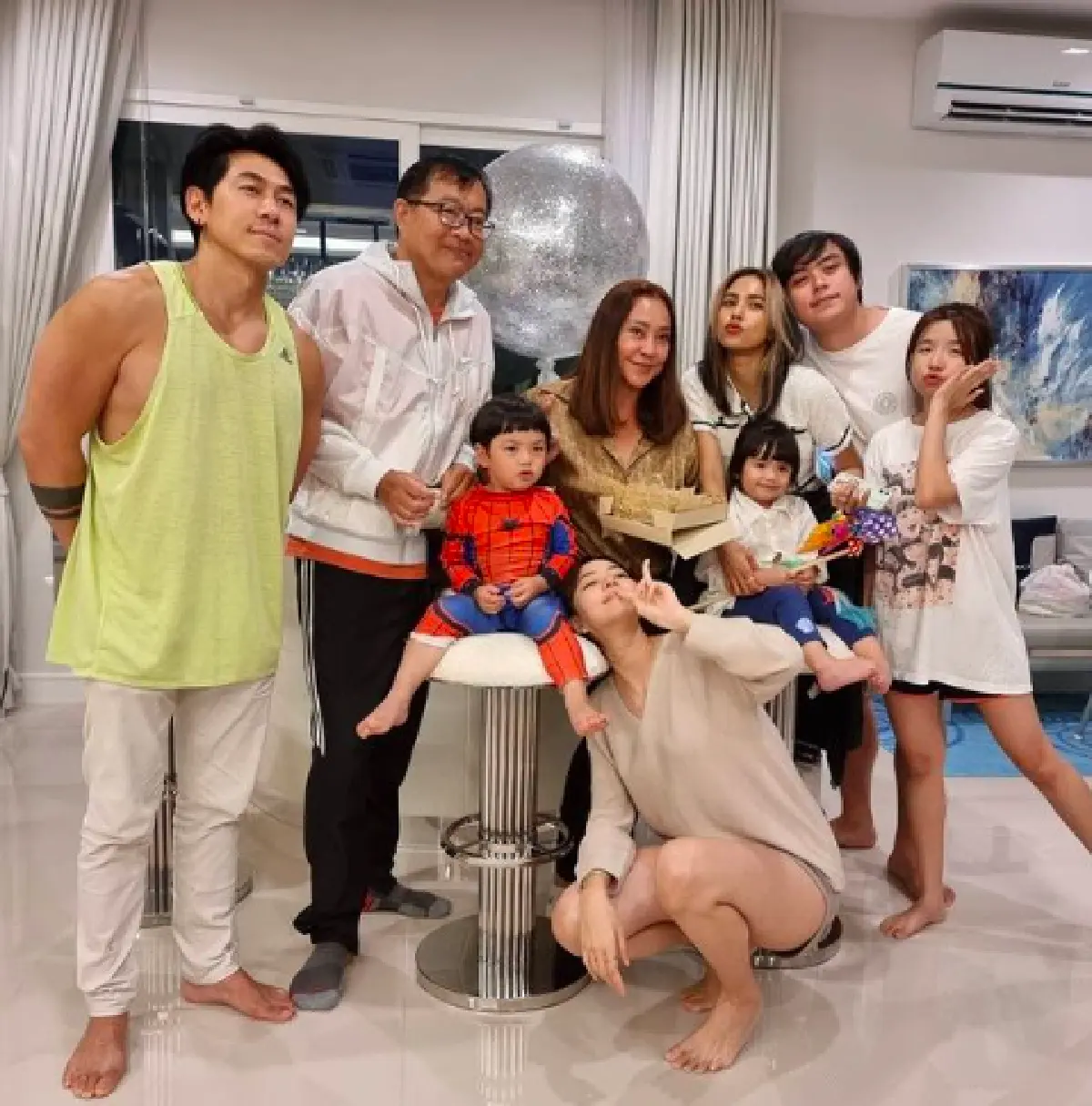 ครอบครัวสุขสันต์! “เพชรจ้า” ร่วมเฟรมบ้าน “นิวเคลียร์” ฉลองวันเกิดคุณแม่