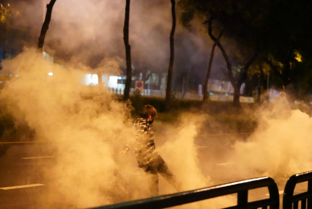 นางเลิ้งเดือด! มวลชนปะทะคฝ. พลุ-ประทัด-แก๊สน้ำตาว่อน