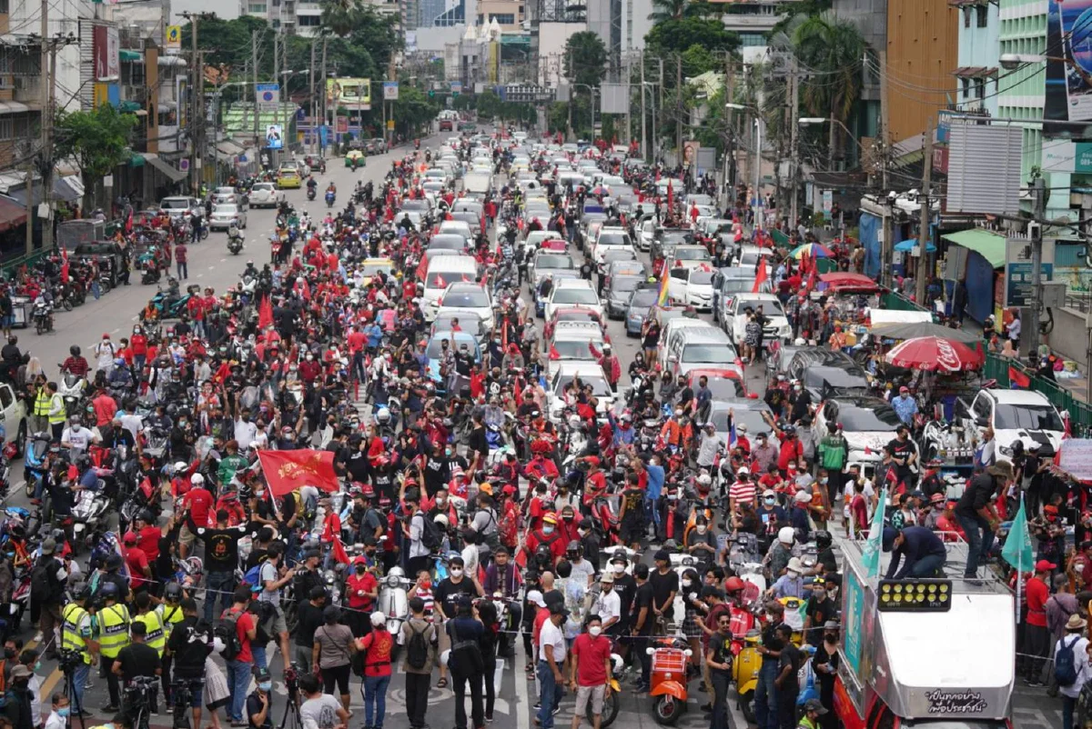 คาร์ม็อบรวมตัวแยกอโศก! นำรถถังจำลองร่วมขบวน