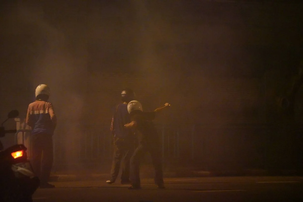 นางเลิ้งเดือด! มวลชนปะทะคฝ. พลุ-ประทัด-แก๊สน้ำตาว่อน