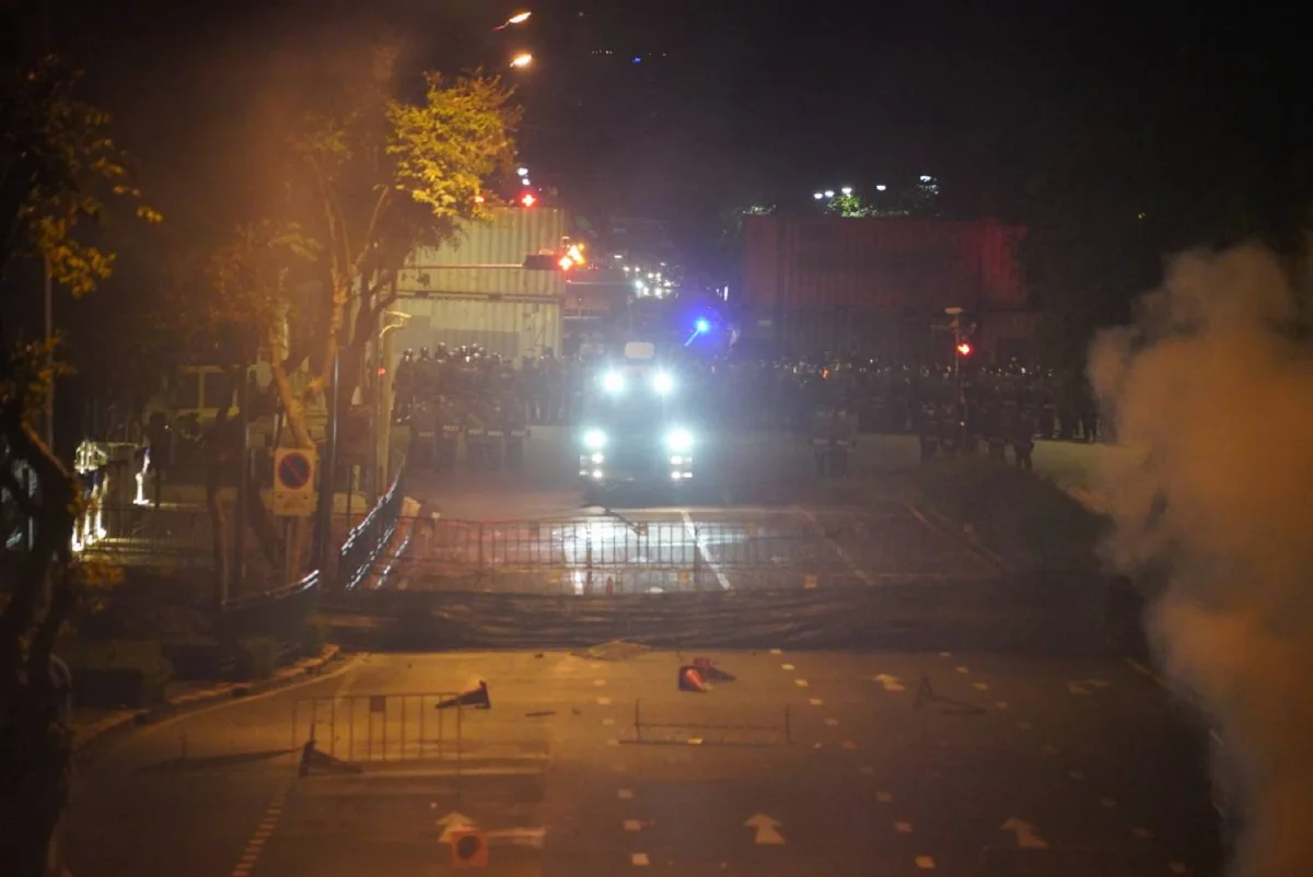 นางเลิ้งเดือด! มวลชนปะทะคฝ. พลุ-ประทัด-แก๊สน้ำตาว่อน