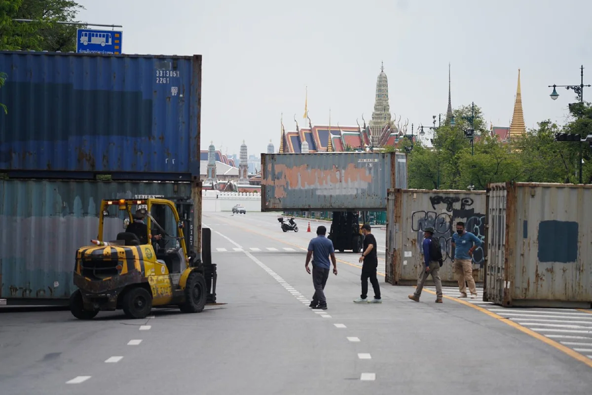 จนท.ตั้งตู้คอนเทนเนอร์ปิดเส้นทางไปวัดพระแก้ว