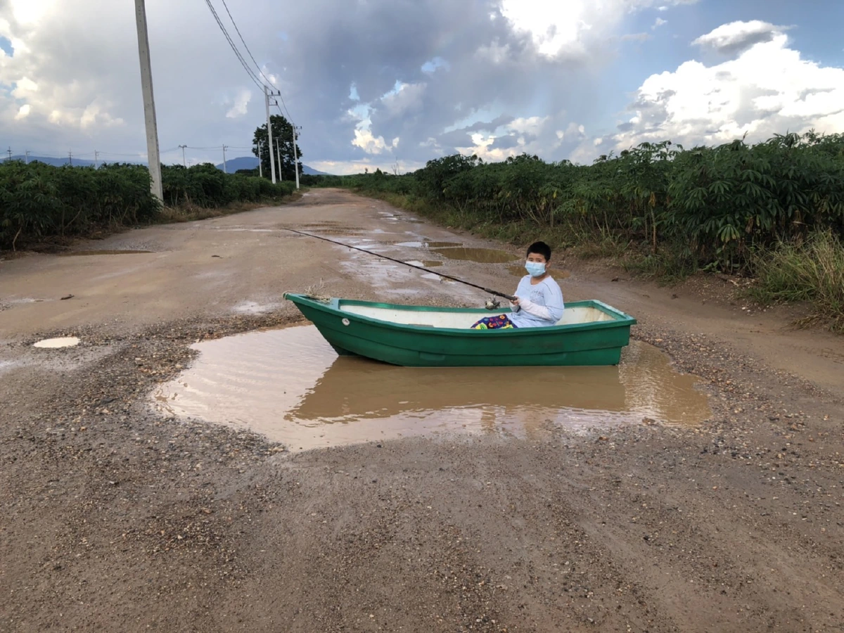สุดทน!ชาวบ้านพาเรือบนถนนโลกพระจันทร์ประชดหน่วยงานรัฐ