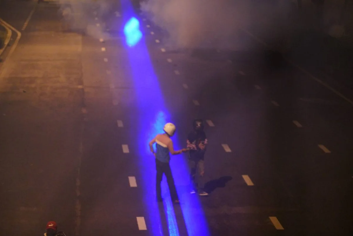 นางเลิ้งเดือด! มวลชนปะทะคฝ. พลุ-ประทัด-แก๊สน้ำตาว่อน