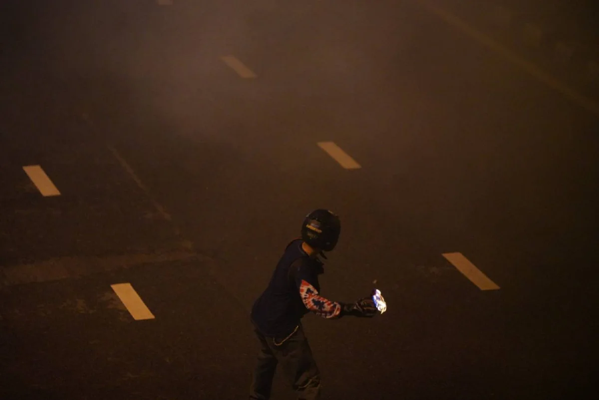 นางเลิ้งเดือด! มวลชนปะทะคฝ. พลุ-ประทัด-แก๊สน้ำตาว่อน