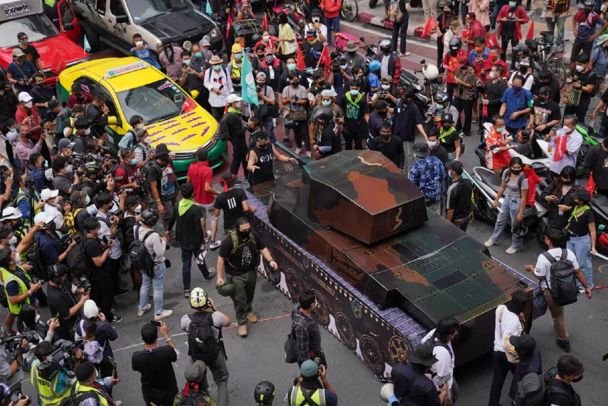 คาร์ม็อบรวมตัวแยกอโศก! นำรถถังจำลองร่วมขบวน