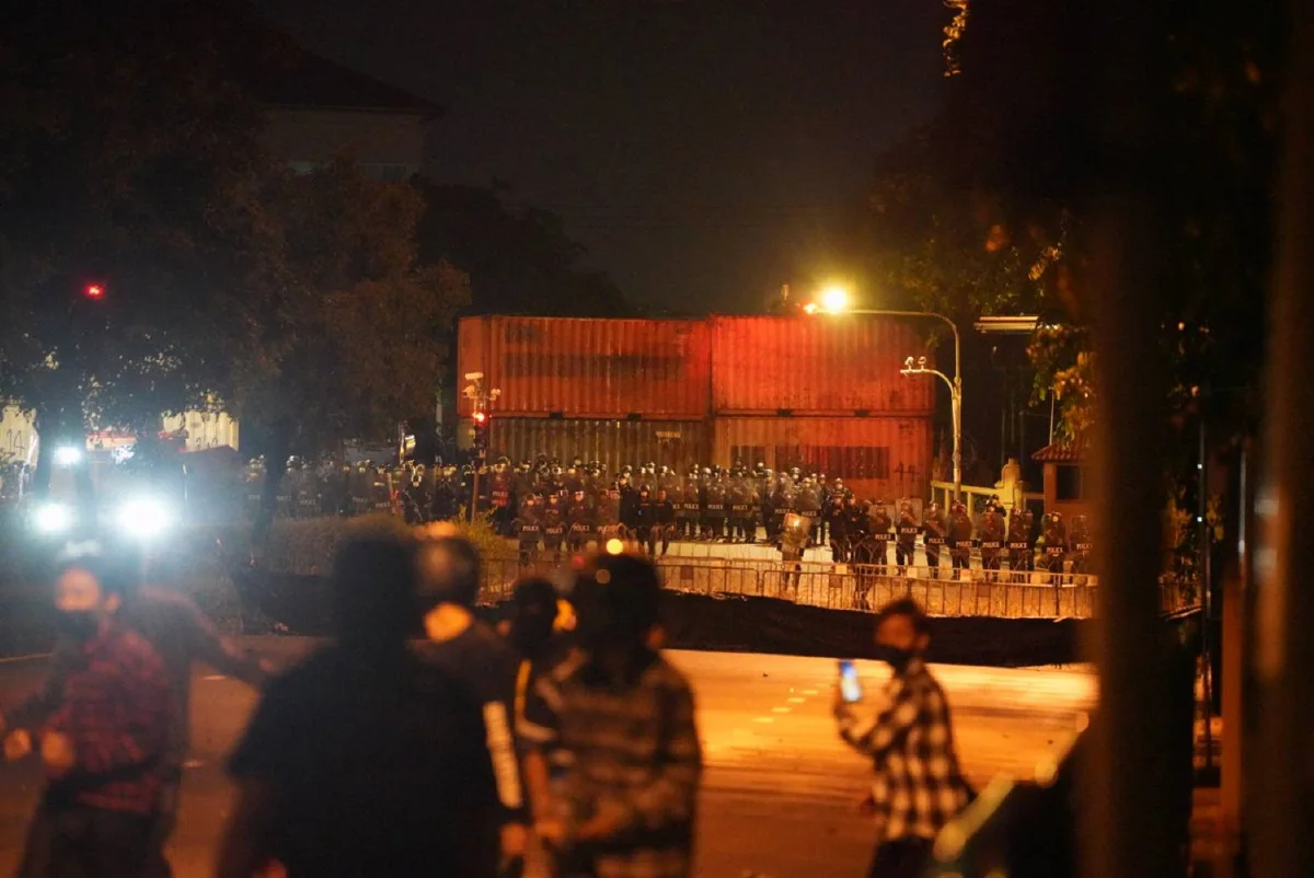 นางเลิ้งเดือด! มวลชนปะทะคฝ. พลุ-ประทัด-แก๊สน้ำตาว่อน