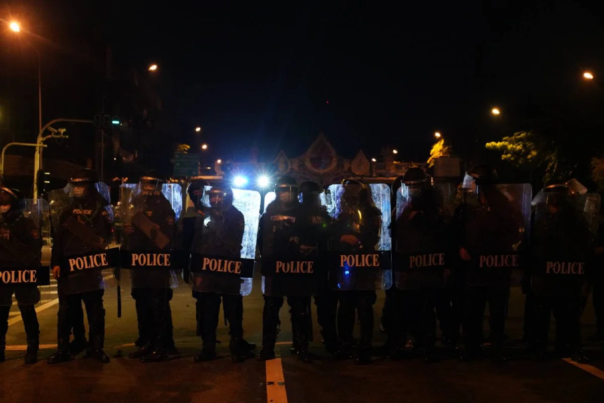 ม็อบเผาป้อมตำรวจแยกยางเลิ้ง คฝ.คุมพื้นที่ได้แล้ว