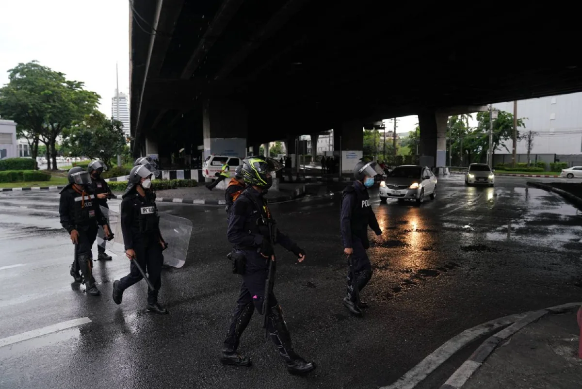 เจ้าหน้าที่คฝ.ตรึงกำลังคุมเข้มแยกดินแดง