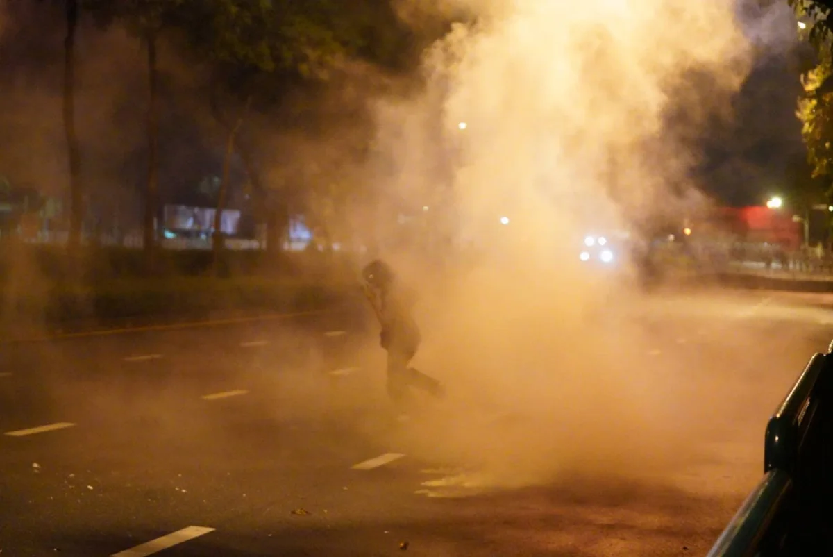 นางเลิ้งเดือด! มวลชนปะทะคฝ. พลุ-ประทัด-แก๊สน้ำตาว่อน