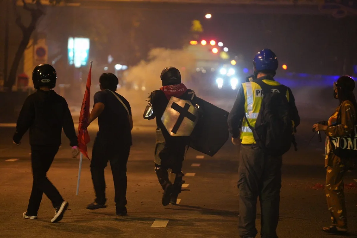 ม็อบเผาป้อมตำรวจแยกยางเลิ้ง คฝ.คุมพื้นที่ได้แล้ว