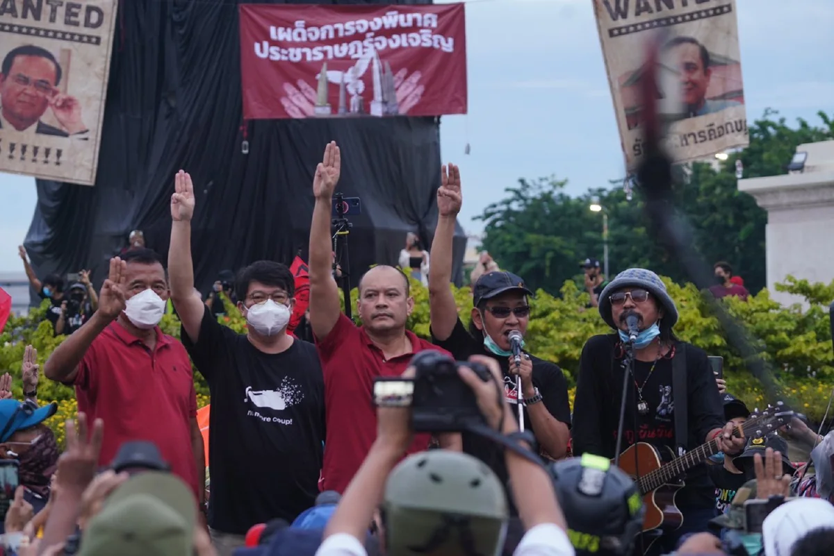 "ณัฐวุฒิ"ประกาศยุติชุมนุมหลังคาร์ม็อบถึงอนุสาวรีย์ประชาธิปไตย