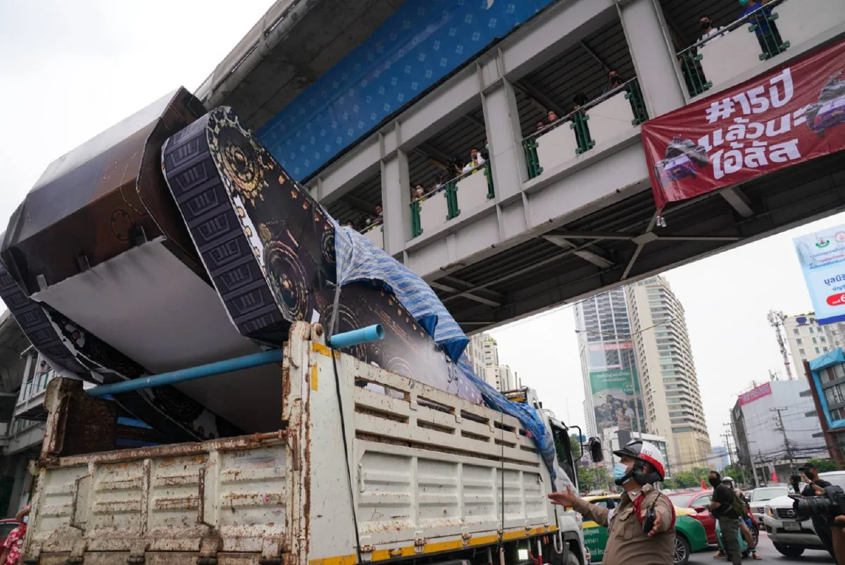 คาร์ม็อบรวมตัวแยกอโศก! นำรถถังจำลองร่วมขบวน