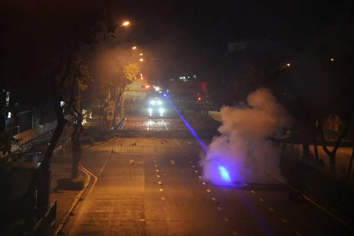 นางเลิ้งเดือด! มวลชนปะทะคฝ. พลุ-ประทัด-แก๊สน้ำตาว่อน