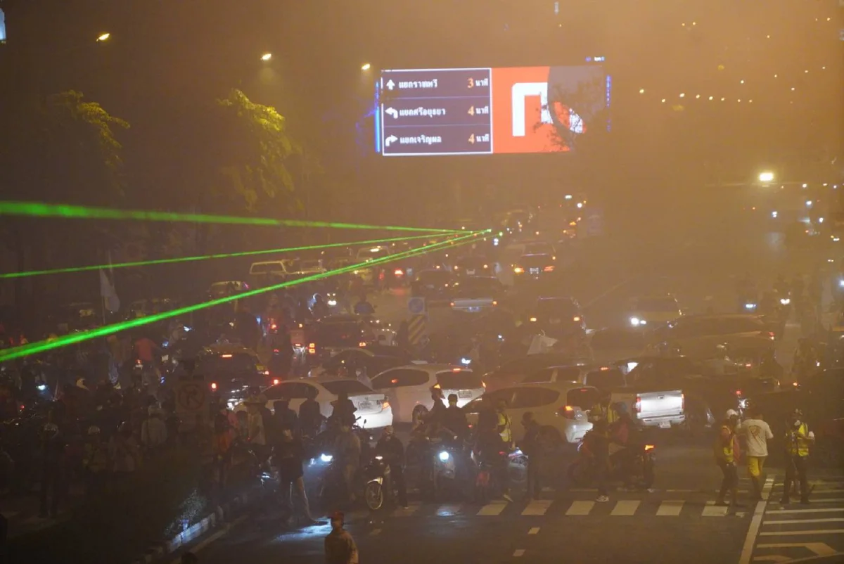 นางเลิ้งเดือด! มวลชนปะทะคฝ. พลุ-ประทัด-แก๊สน้ำตาว่อน